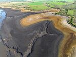 Vista aérea del reducido cauce del río Santa Lucía debido a la sequía del año 2023 - Foto #82175