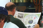 Señor leyendo el diario - Foto #8010