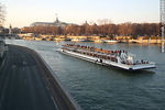 Voie Georges Pompidou. Bateau Mouche en el río Sena. Al fondo: Grand Palais. - Foto #24486